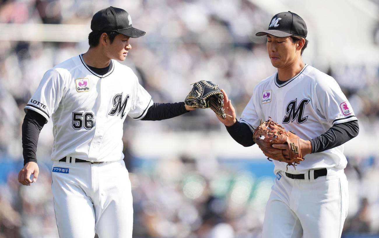 ロッテ対オリックス　7回表を終え、茶谷（右）とタッチを交わすロッテ中森（撮影・鈴木みどり）
