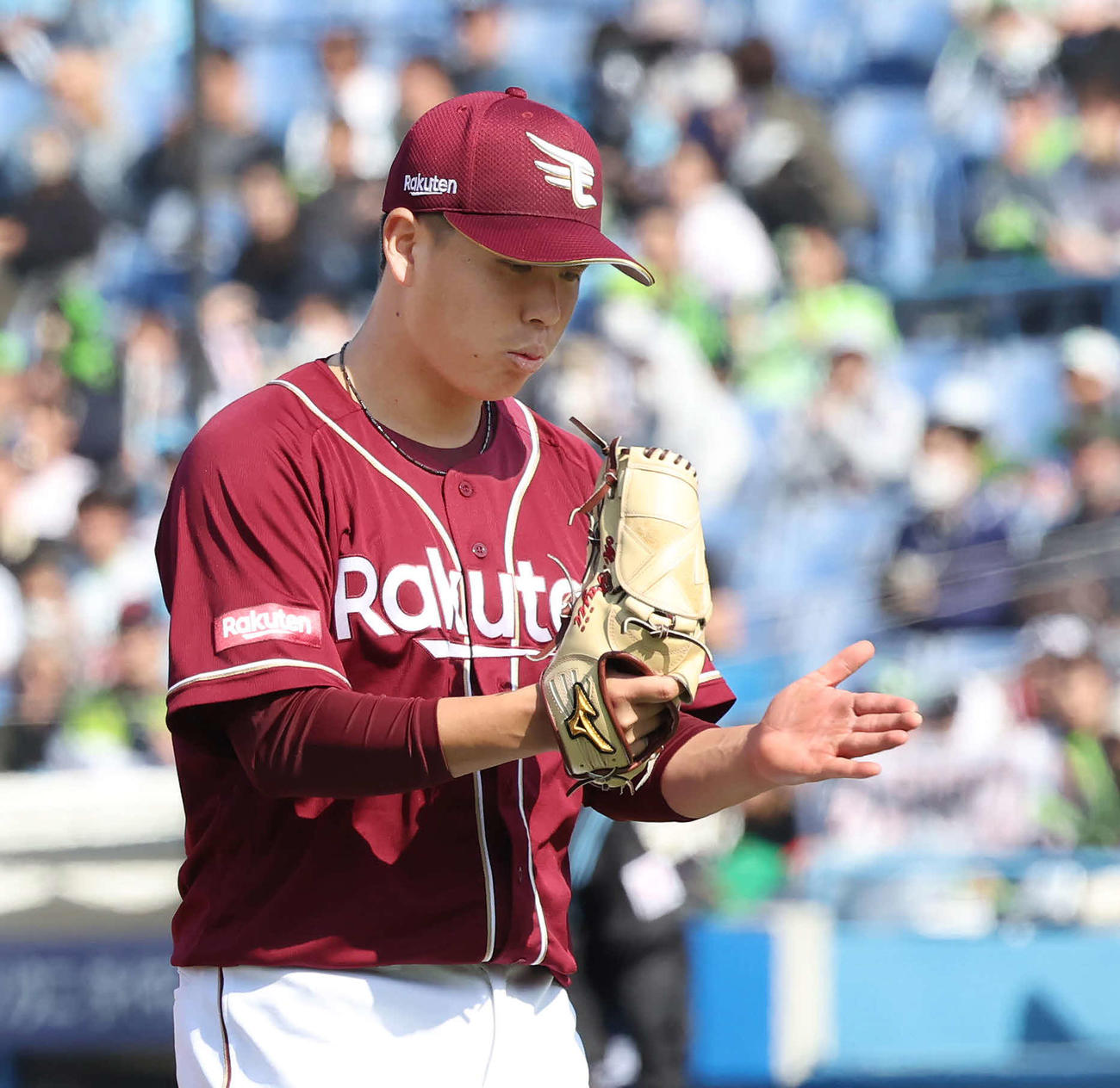 ヤクルト対楽天　4回裏ヤクルト2死二、三塁、山田を三直に仕留めた藤井（撮影・丹羽敏通）