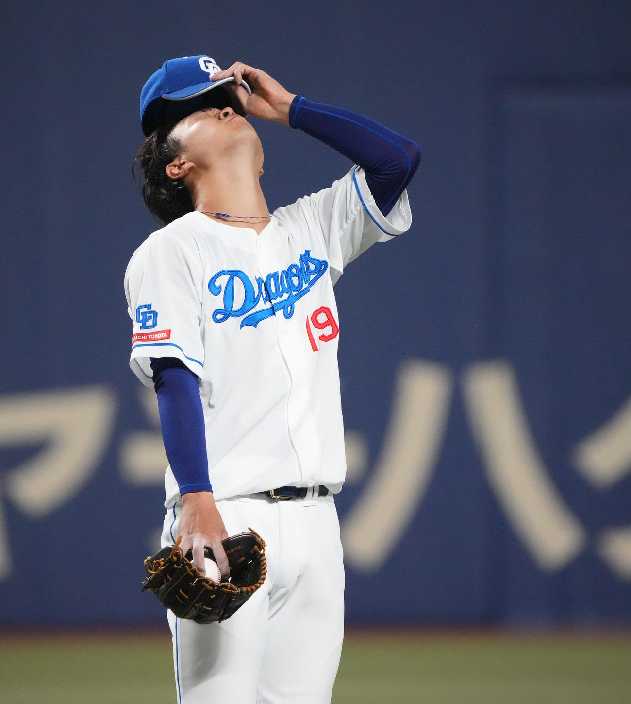 中日対阪神　3回表阪神1死満塁、汗を拭き帽子をかぶり直す高橋宏（撮影・森本幸一）