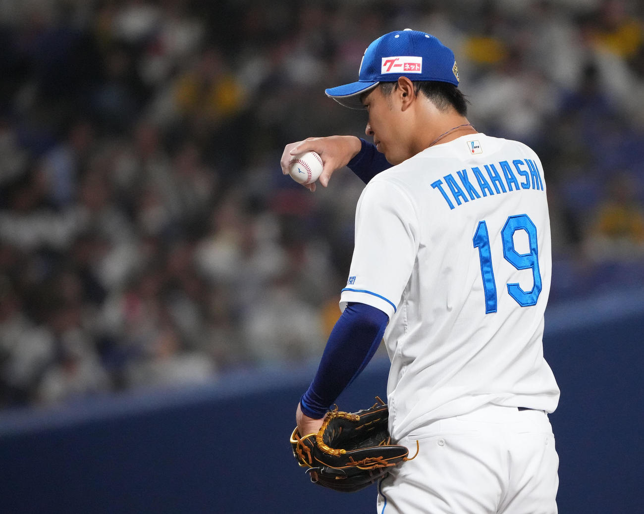 中日対阪神　3回表阪神1死満塁、汗を拭く高橋宏（撮影・森本幸一）