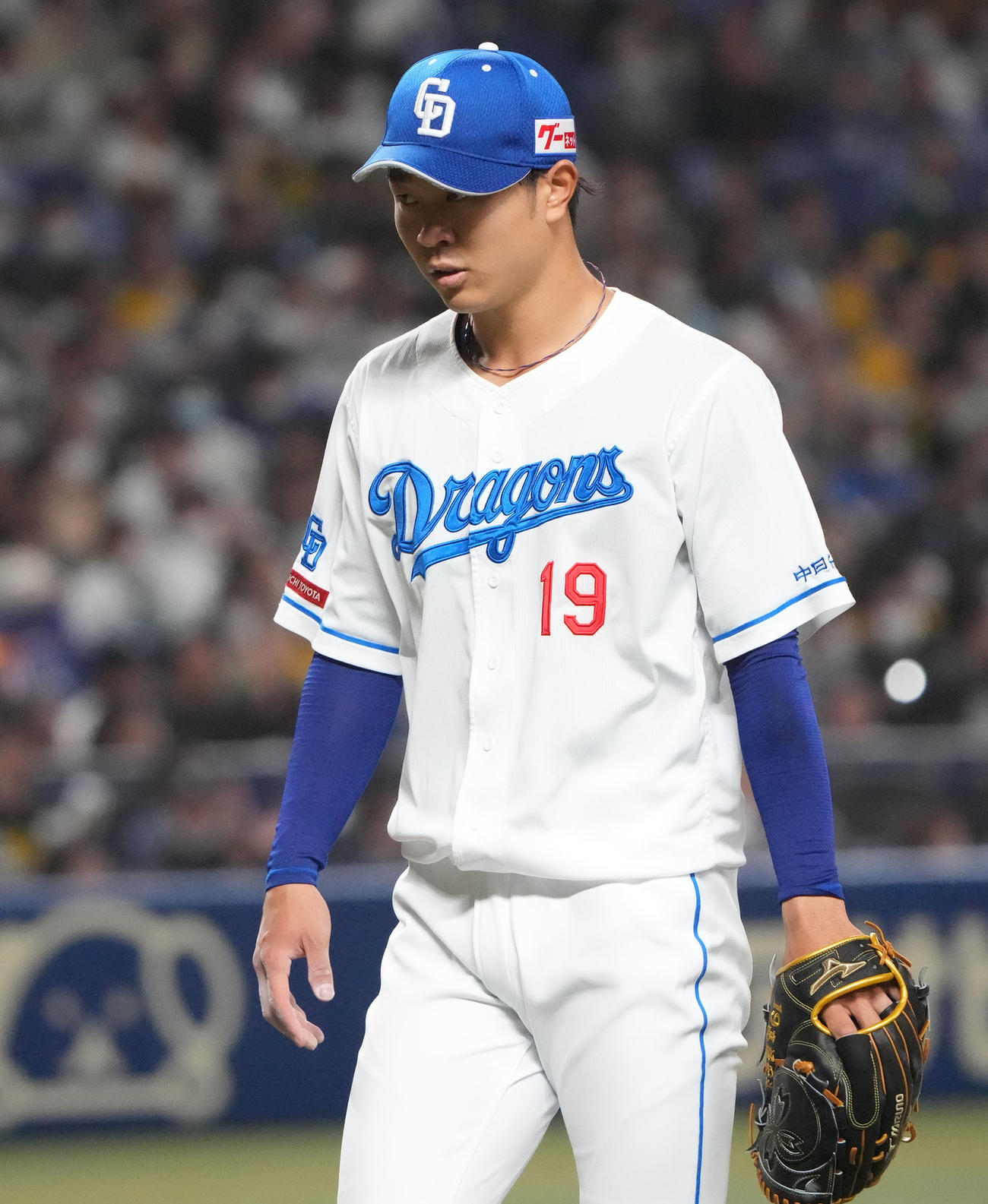 中日対阪神　3回表終了、ベンチへ戻る高橋宏（撮影・森本幸一）