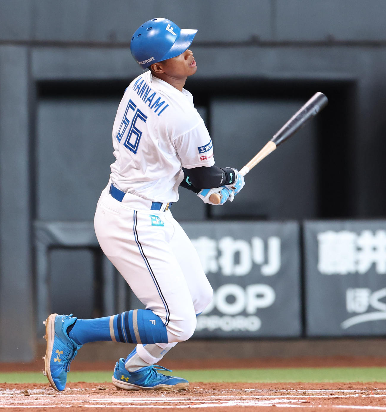 日本ハム対巨人　1回裏日本ハム1死満塁、万波は適時二塁打を放つ（撮影・佐藤翔太）
