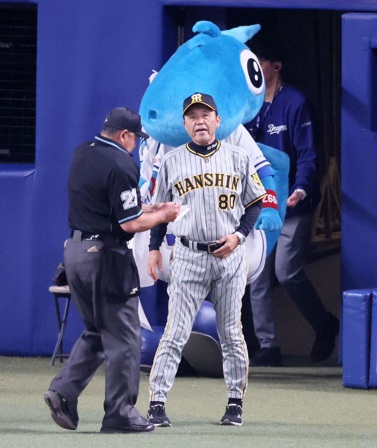 中日対阪神　7回表を終え選手交代を告げる岡田監督（撮影・加藤哉）