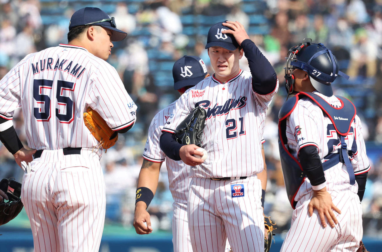 ヤクルト対楽天　5回、ピンチを招いた先発吉村のもとに集まるヤクルト内野陣（撮影・丹羽敏通）