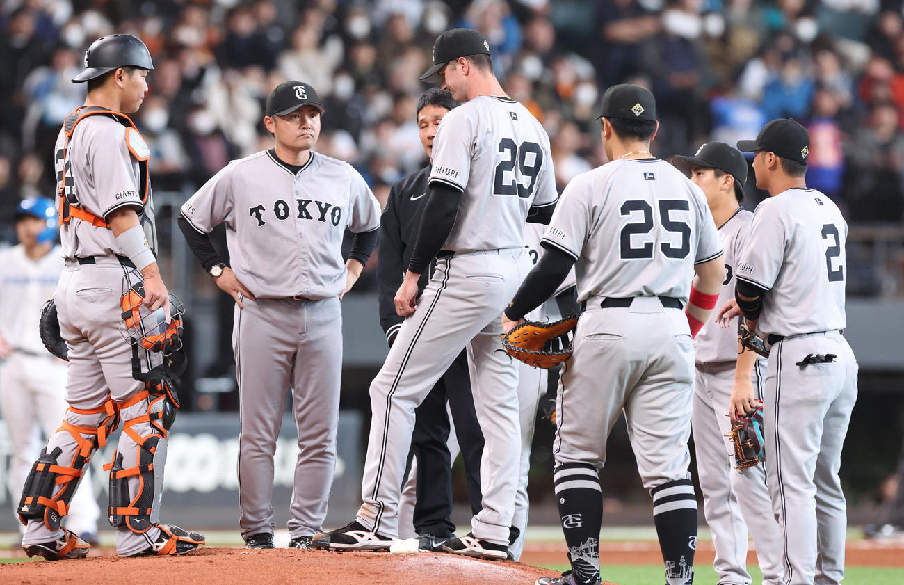 日本ハム対巨人　1回裏日本ハム1死満塁、万波に適時二塁打を浴びマウンドでうつむくグリフィン（中央）（撮影・佐藤翔太）