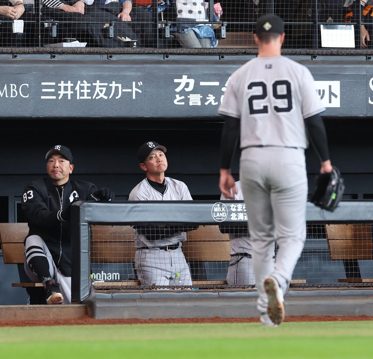 日本ハム対巨人　1回裏、先制を許し険しい表情を見せる巨人阿部監督（左）。右手前は3失点したグリフィン（撮影・佐藤翔太）