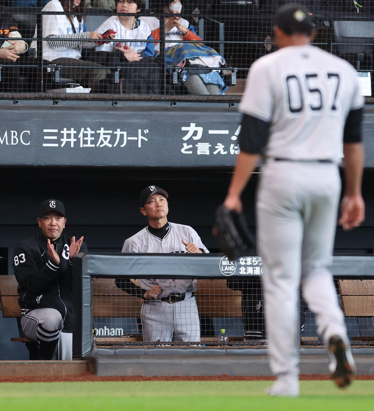 日本ハム対巨人　巨人阿部監督（左）は5回裏を無失点に抑えたラモスに拍手を送る（撮影・佐藤翔太）