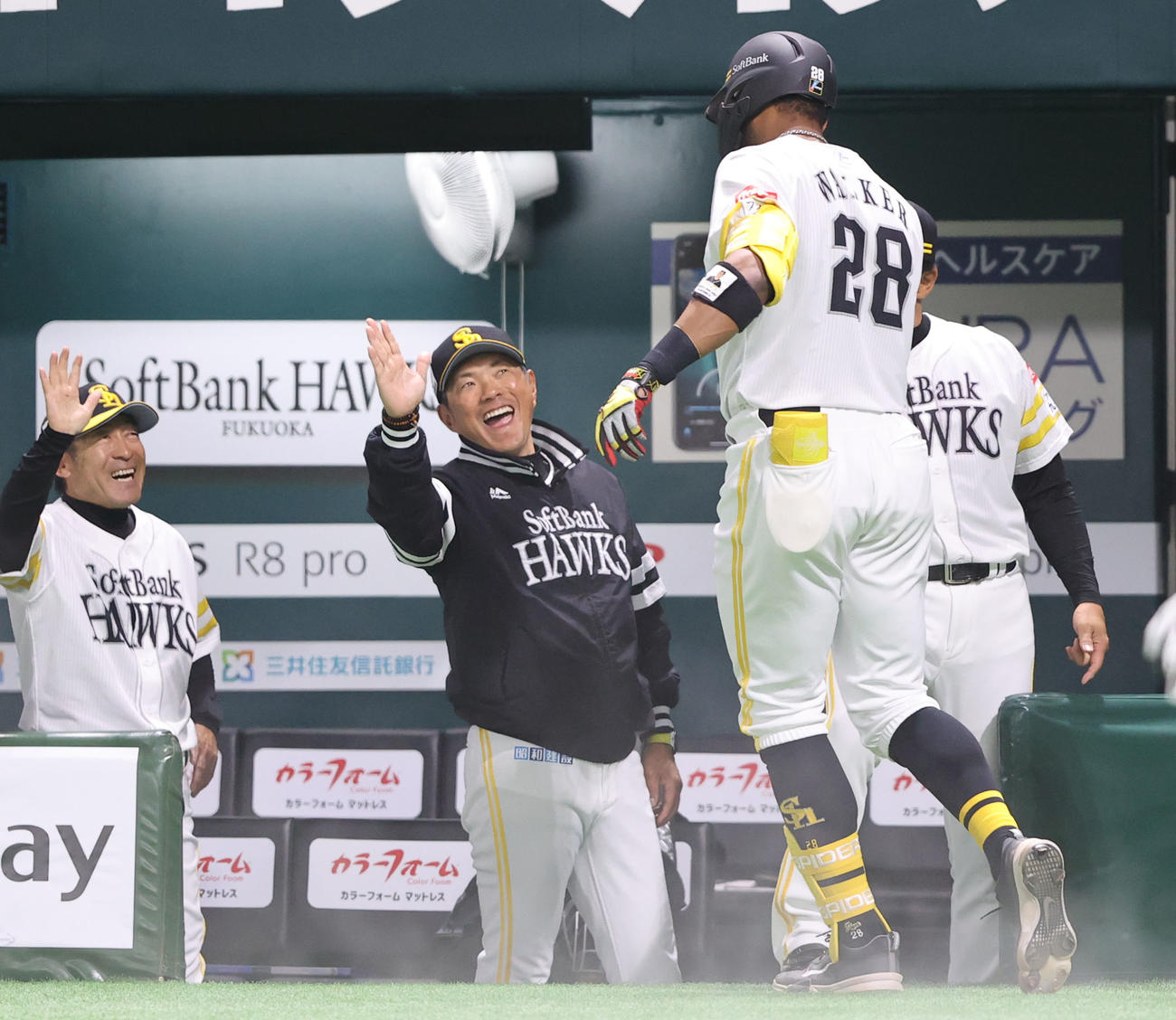 ソフトバンク対西武　4回裏ソフトバンク無死、小久保監督は先制本塁打を放ったウォーカーを迎える（撮影・梅根麻紀）