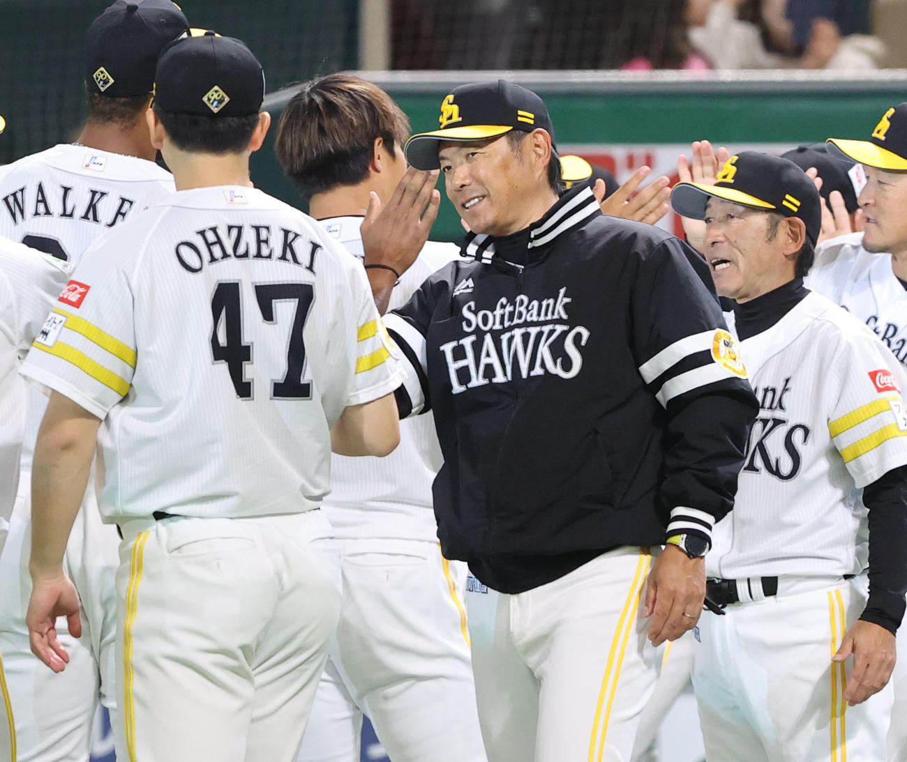 ソフトバンク対西武　西武に勝利し、左からウォーカー、大関らを迎える小久保監督（撮影・梅根麻紀）