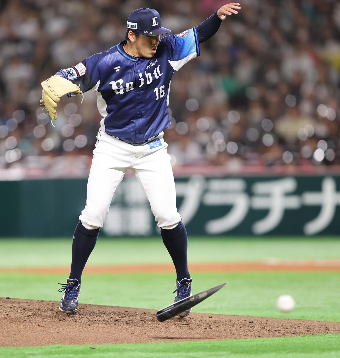 ソフトバンク対西武　3回裏ソフトバンク1死、甲斐拓の打球と折れたバットを避ける隅田（撮影・梅根麻紀）