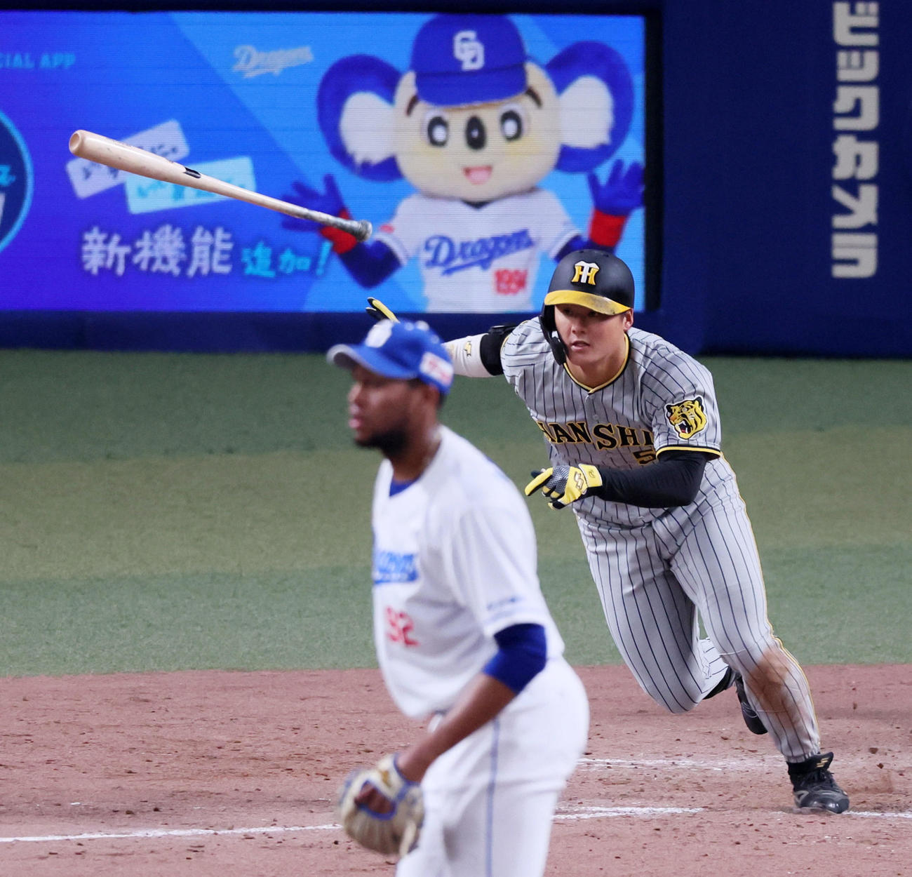 中日対阪神　9回表阪神1死一、二塁、前川は右適時打を放つ。投手はマルティネス（撮影・加藤哉）
