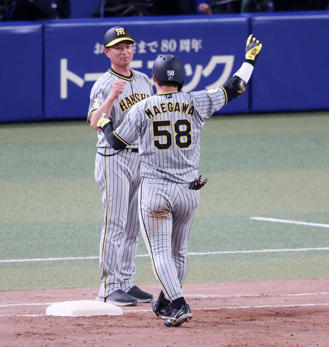 中日対阪神　9回表阪神1死一、二塁、前川は右適時打を放ち右手を挙げる（撮影・加藤哉）