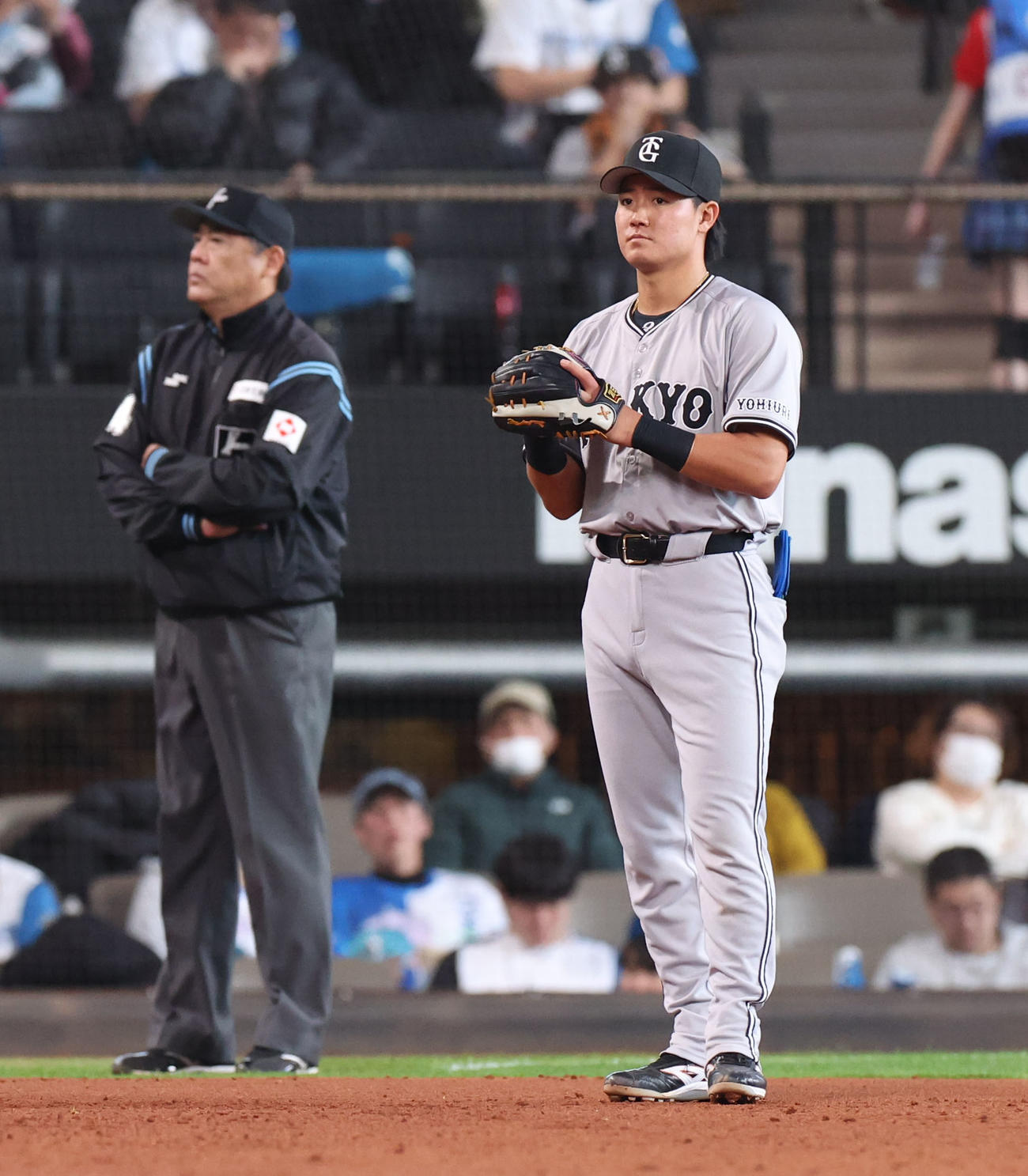 日本ハム対巨人　6回裏、三塁守備につく巨人郡（撮影・佐藤翔太）