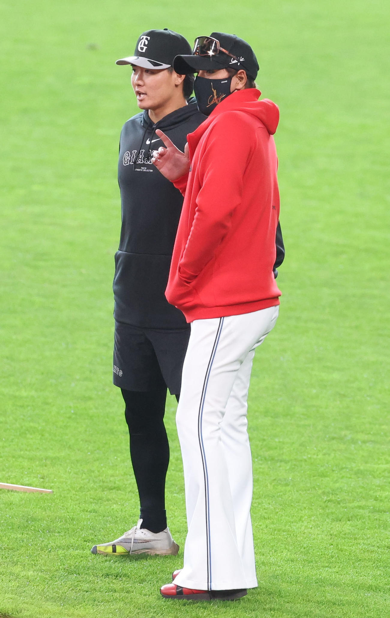 日本ハム対巨人　試合前、会話をする巨人郡（左）と日本ハム新庄監督（撮影・佐藤翔太）