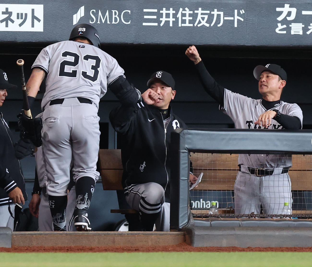 日本ハム対巨人　4回表巨人1死二塁、右前打を放ったオドーアを出迎える阿部監督（中央）（撮影・佐藤翔太）