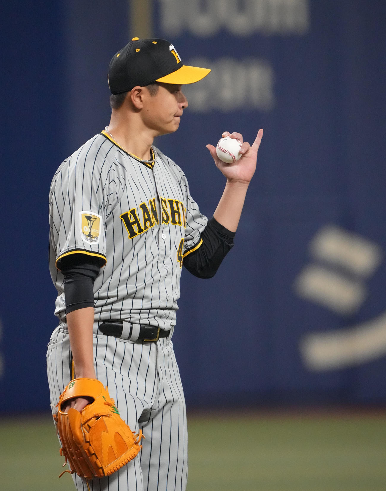 中日対阪神　5回裏中日2死、野手に合図を送る大竹（撮影・森本幸一）