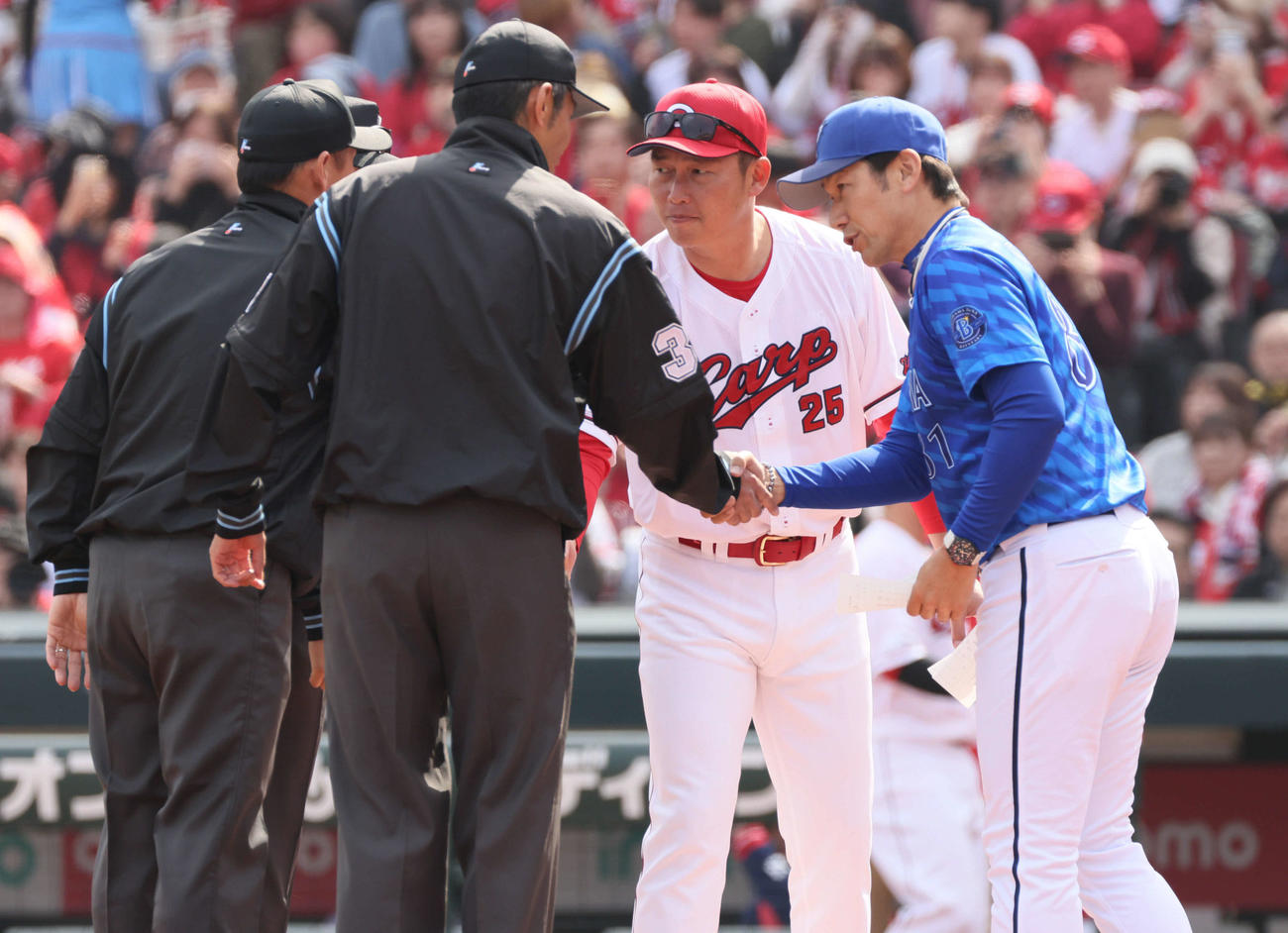 広島対DeNA　メンバー表の交換をする広島新井監督とDeNA三浦監督（撮影・加藤孝規）