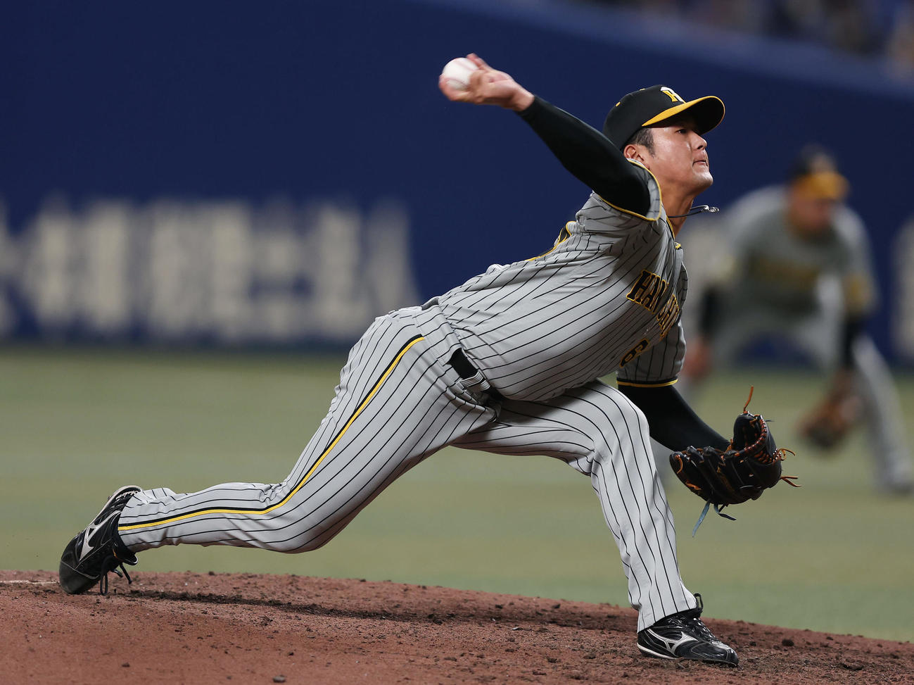 中日対阪神　力投する阪神4番手の岡留（撮影・前田充）
