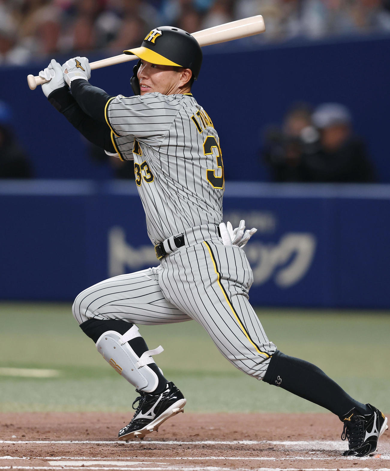 中日対阪神　1回表阪神2死満塁、左前先制適時打を放つ糸原（撮影・前田充）