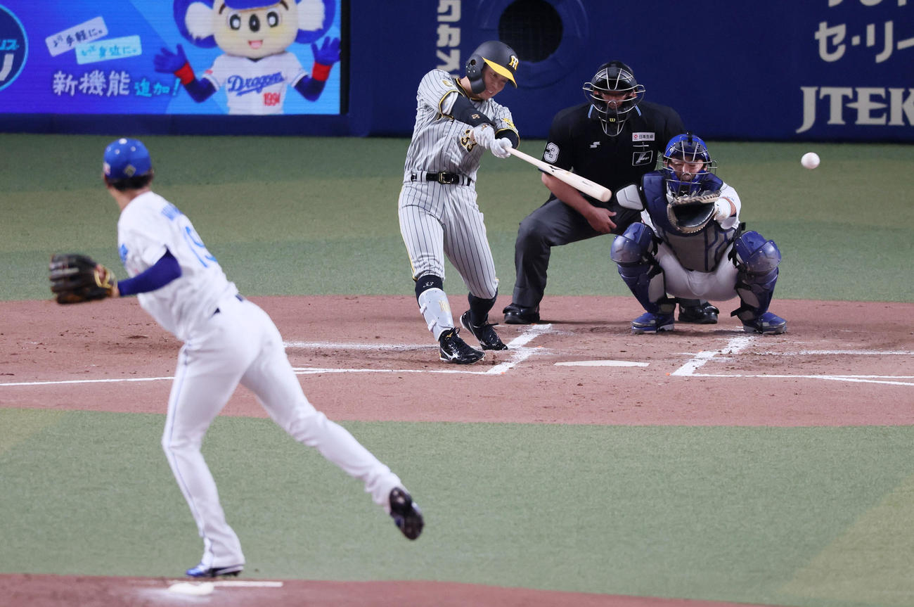 中日対阪神　1回表阪神2死満塁、糸原は左適時打を放つ。投手は高橋宏（撮影・加藤哉）
