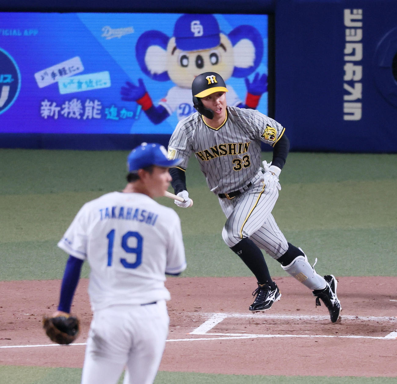 中日対阪神　1回表阪神2死満塁、糸原は左適時打を放つ。投手は高橋宏（撮影・加藤哉）