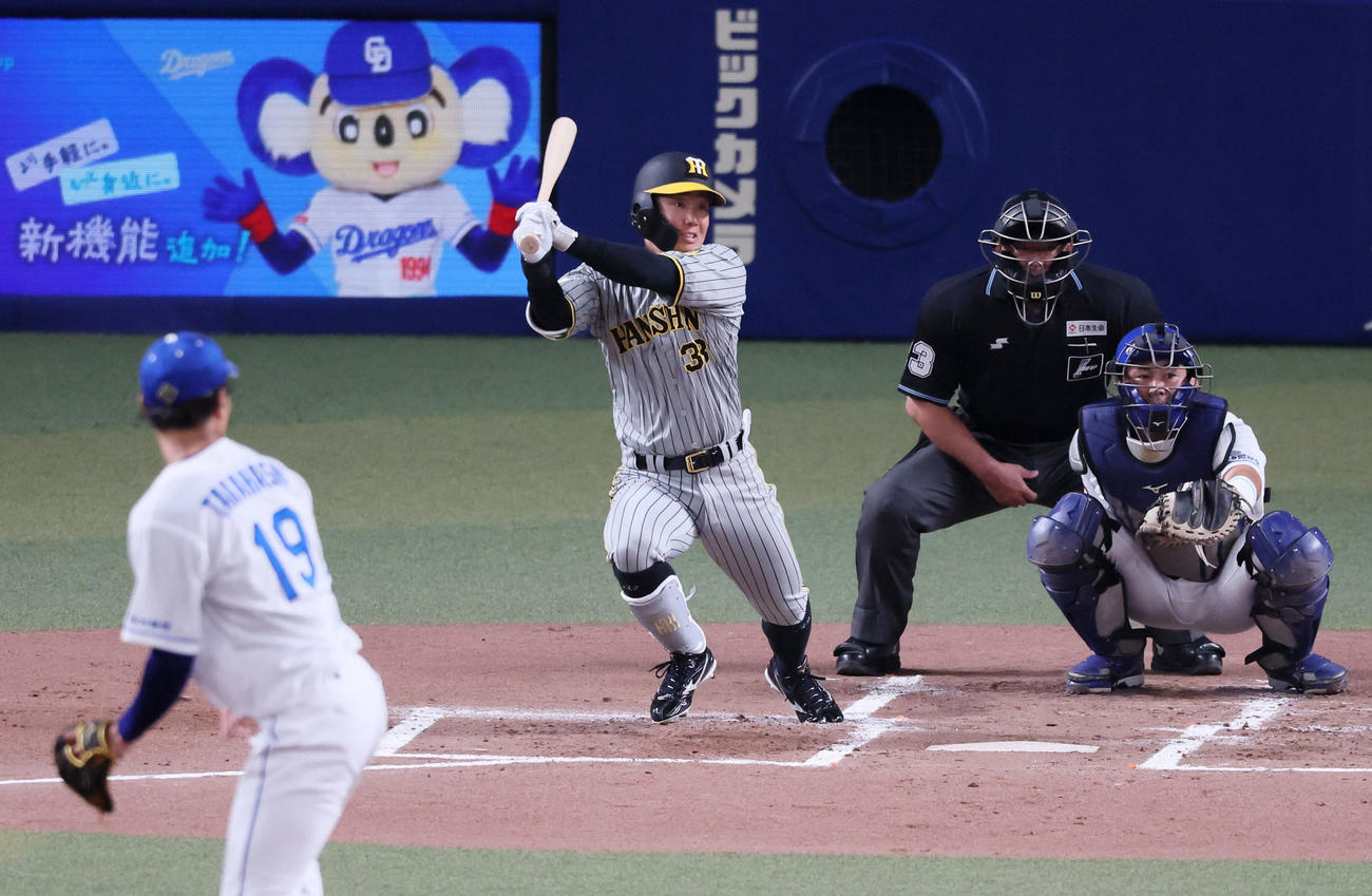 中日対阪神　1回表阪神2死満塁、糸原は左適時打を放つ。投手は高橋宏（撮影・加藤哉）