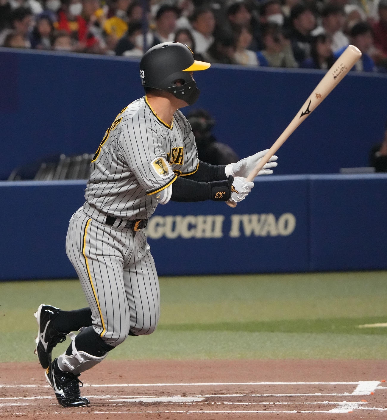 中日対阪神　1回表阪神1死満塁、左前適時打を放つ糸原（撮影・森本幸一）