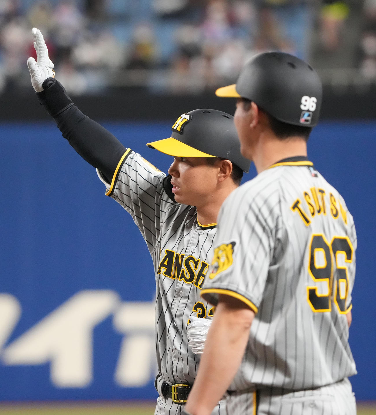 中日対阪神　1回表阪神1死満塁、左前適時打を放った糸原（左）（撮影・森本幸一）