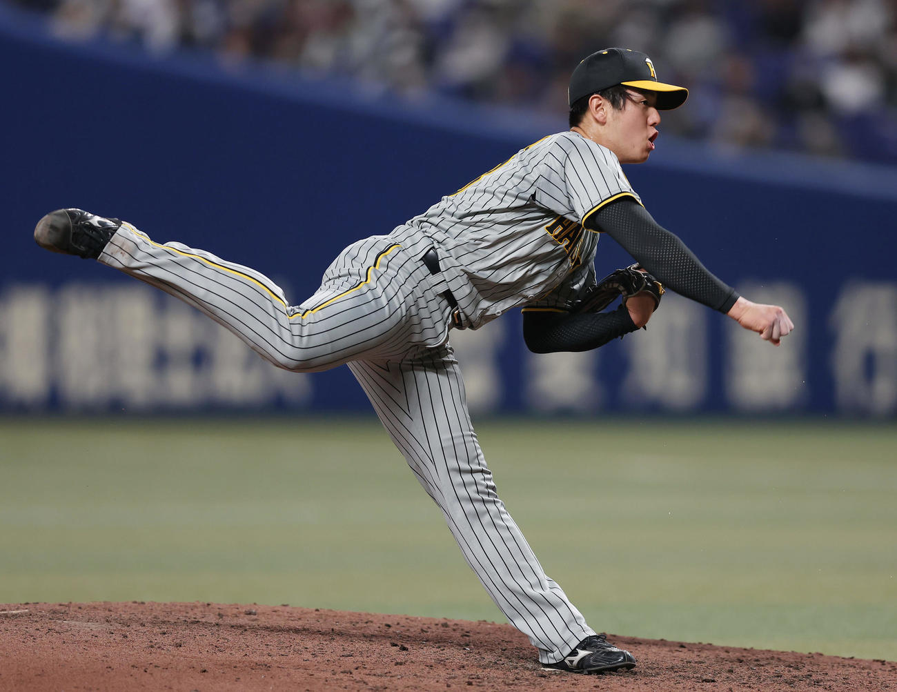 中日対阪神　力投する阪神3番手の石黒（撮影・前田充）