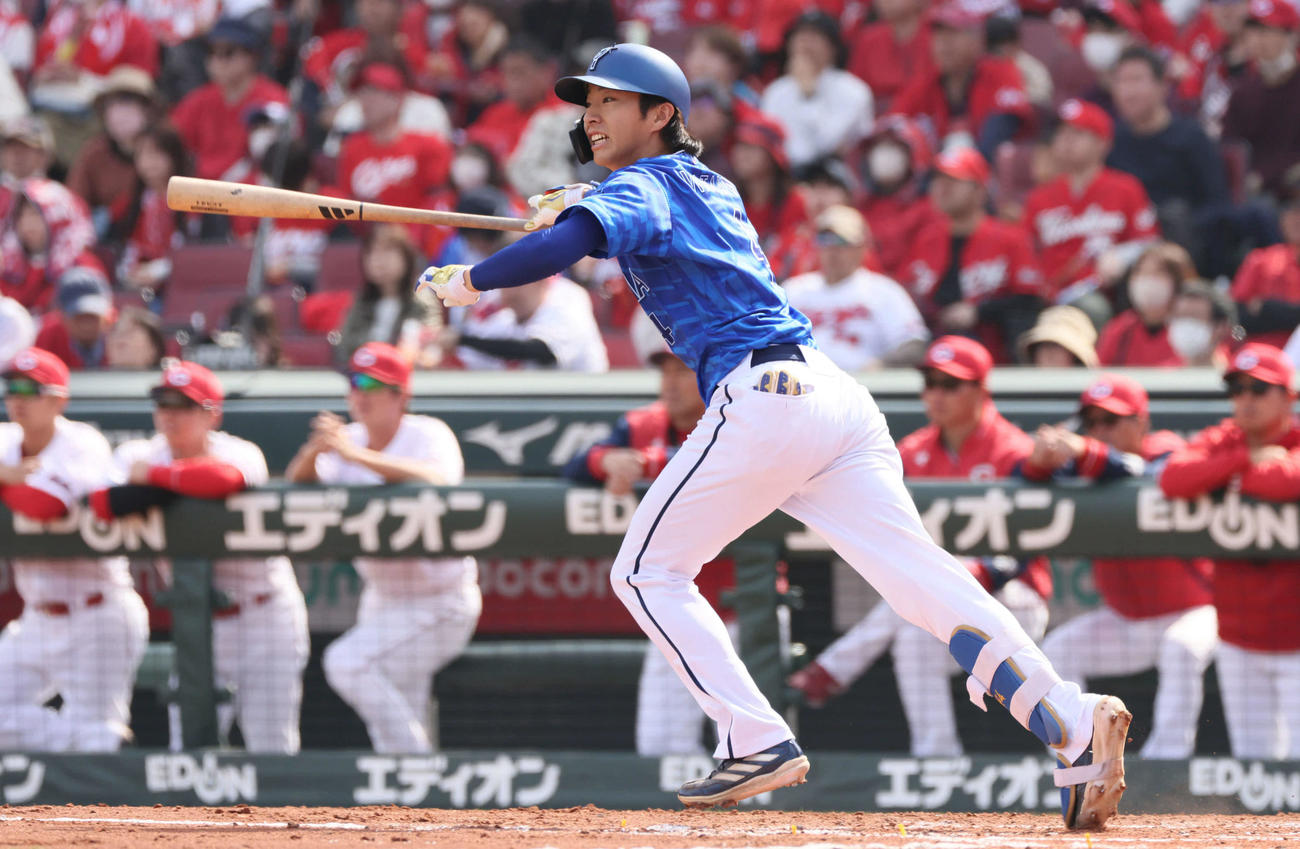 広島対DeNA 3回表DeNA2死、中前打を放つ度会（撮影・加藤孝規）