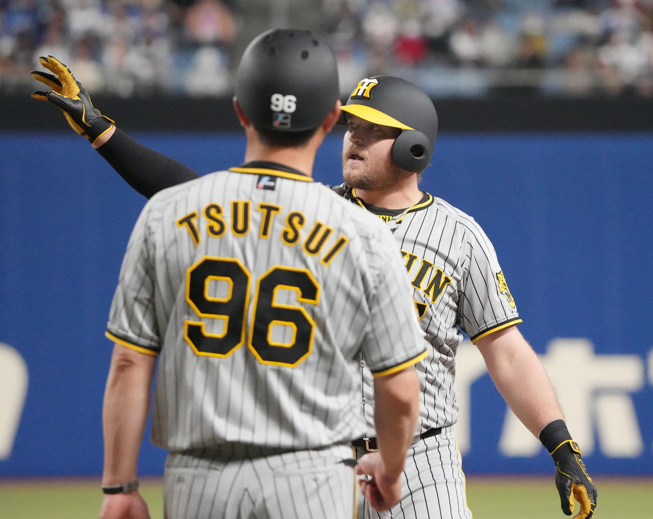 中日対阪神　3回表阪神1死一、二塁、右前安打を放ったノイジー（右）（撮影・森本幸一）