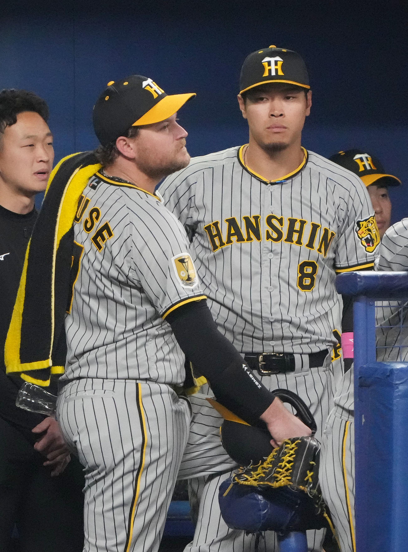 中日対阪神　7回表、ベンチでノイジーにアドバイスを聞く佐藤輝（右）（撮影・森本幸一）