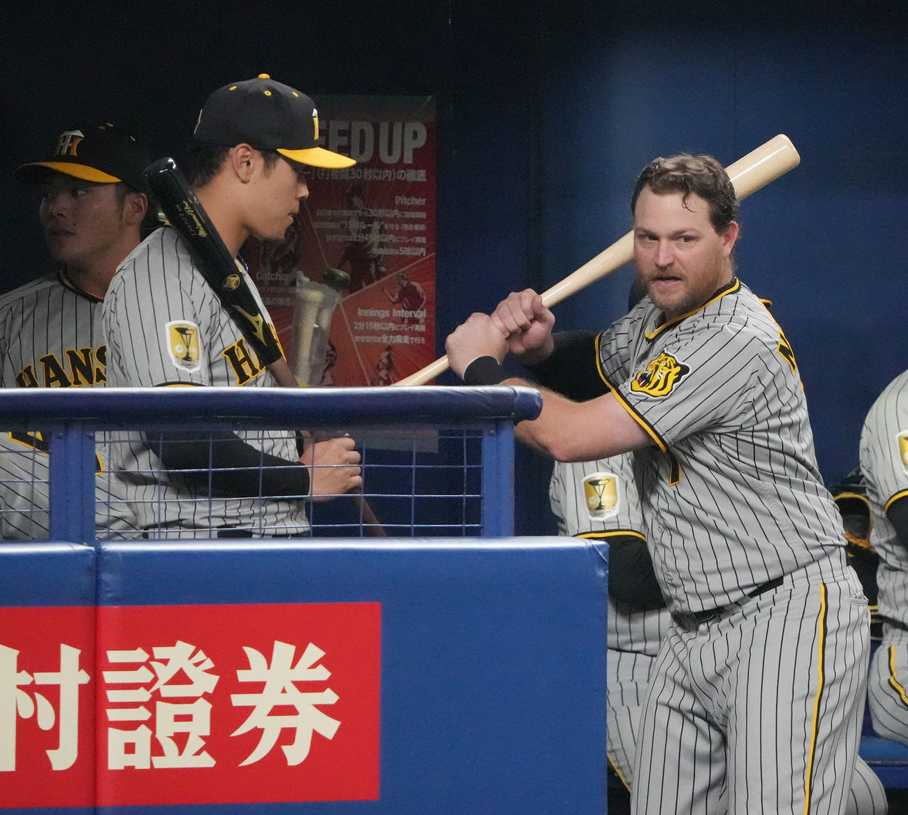 中日対阪神　6回表、ベンチでノイジーにアドバイスを聞く佐藤輝（左から2人目）（撮影・森本幸一）