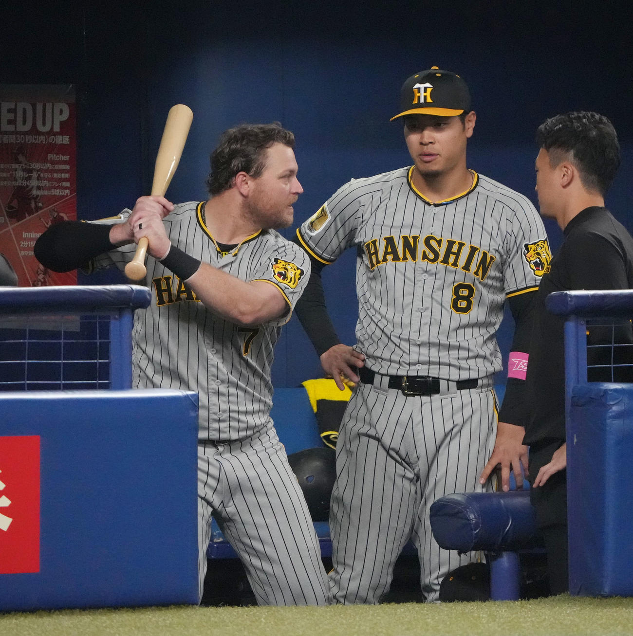 中日対阪神　6回裏、ベンチでノイジーにアドバイスを聞く佐藤輝（中央）（撮影・森本幸一）