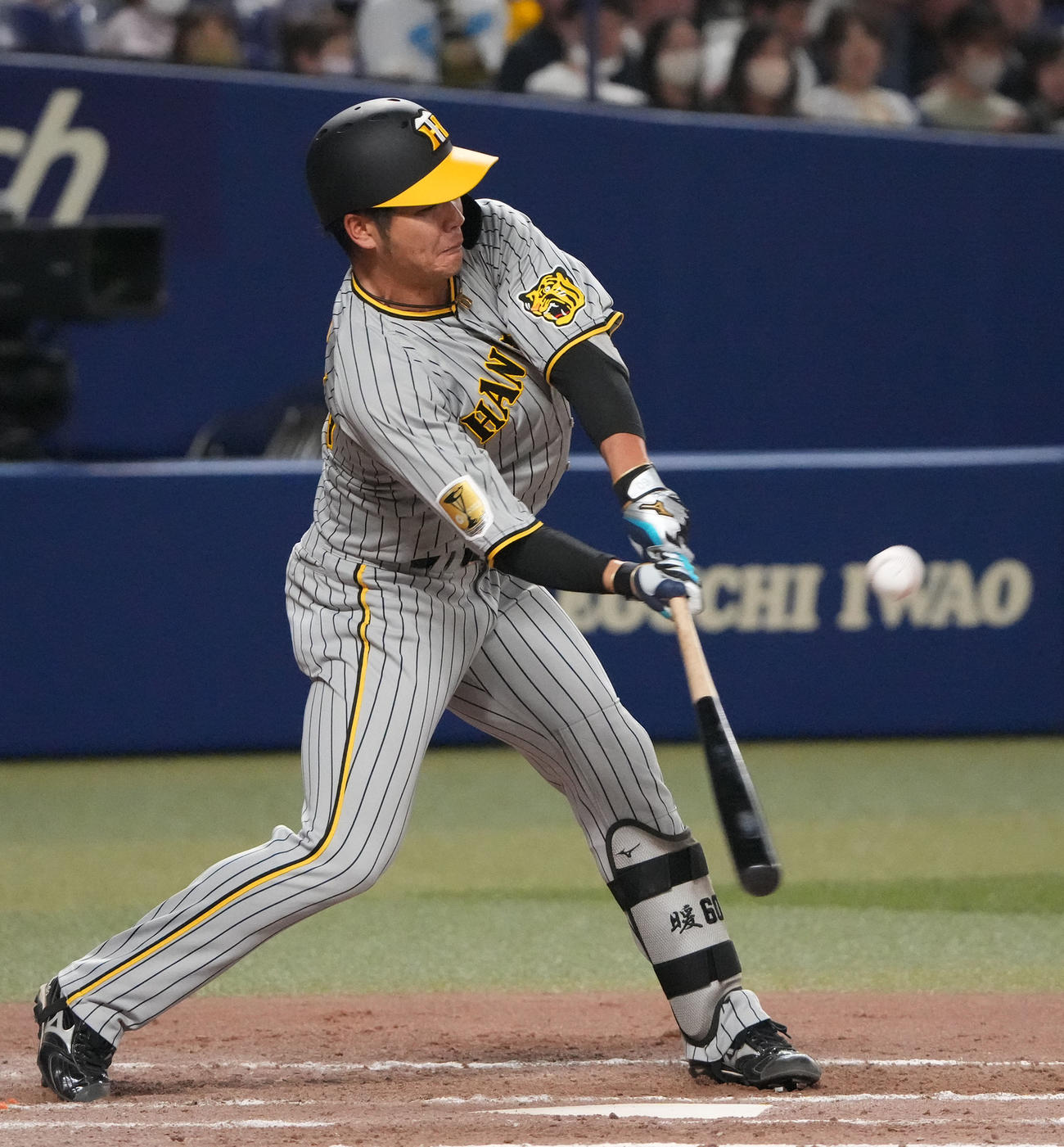 中日対阪神　8回表阪神1死一、二塁、右前適時打を放つ小野寺（撮影・森本幸一）