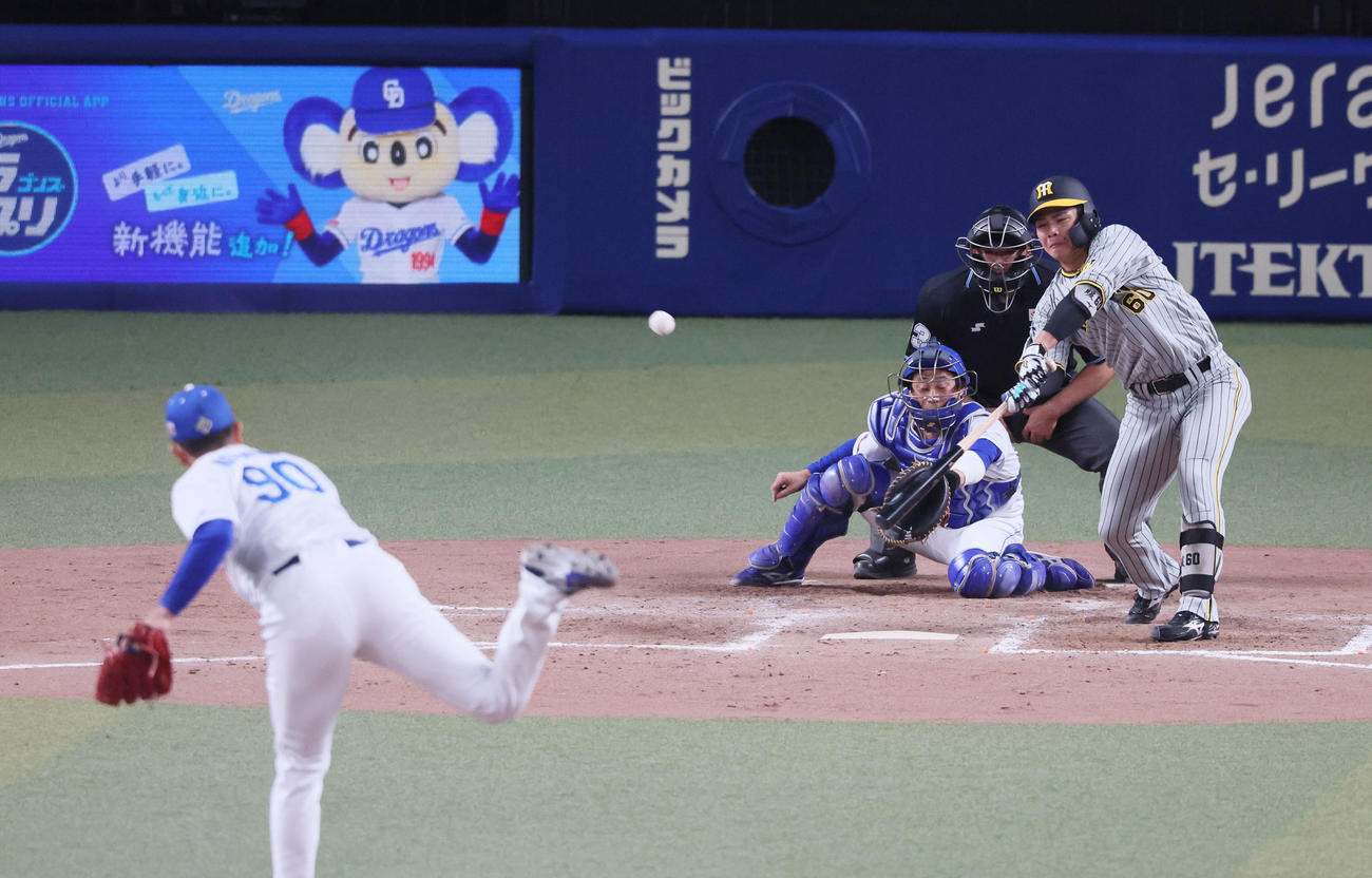 中日対阪神　8回表阪神1死一、二塁、小野寺は右適時打を放つ。投手は松山（撮影・加藤哉）