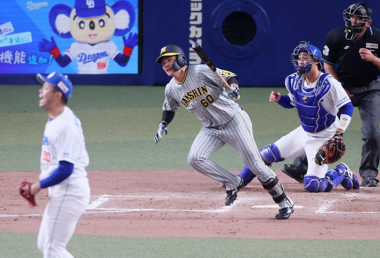 中日対阪神　8回表阪神1死一、二塁、小野寺は右適時打を放つ。投手は松山（撮影・加藤哉）