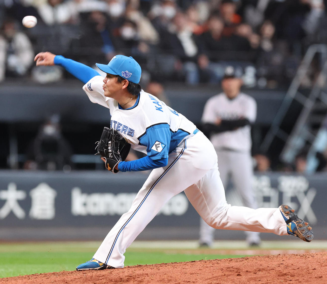 日本ハム対巨人　力投する日本ハム3番手の金村（撮影・佐藤翔太）
