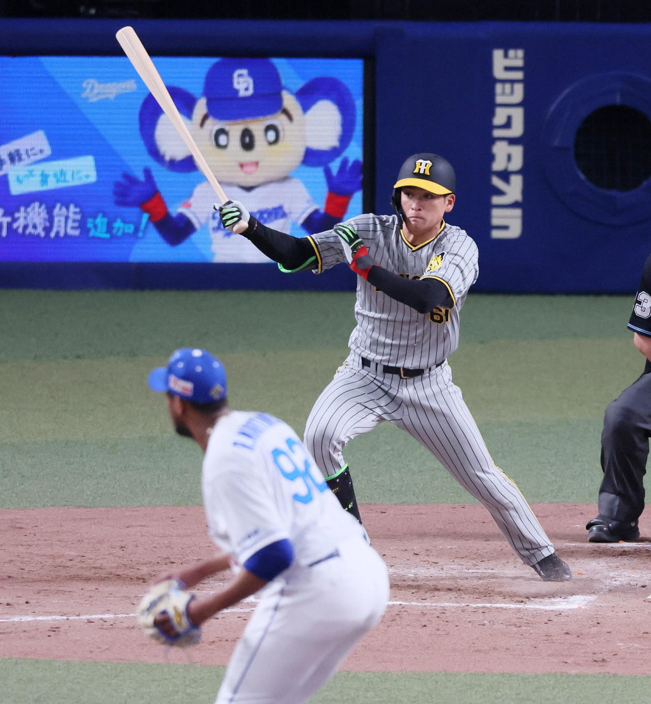 中日対阪神　9回表阪神1死一塁、高寺は左前打を放つ。投手はマルティネス（撮影・加藤哉）