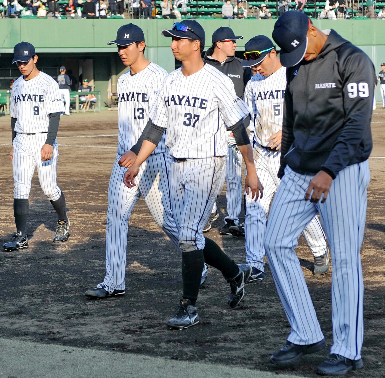 試合後、ベンチに戻るくふうハヤテの選手たち　