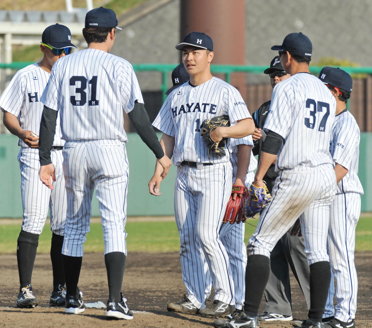 9回のピンチでマウンドに集まる選手たち　