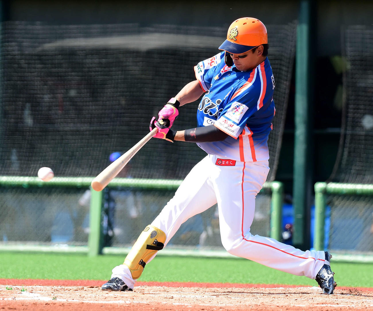 3回、右翼へ先制適時三塁打を放つ知念