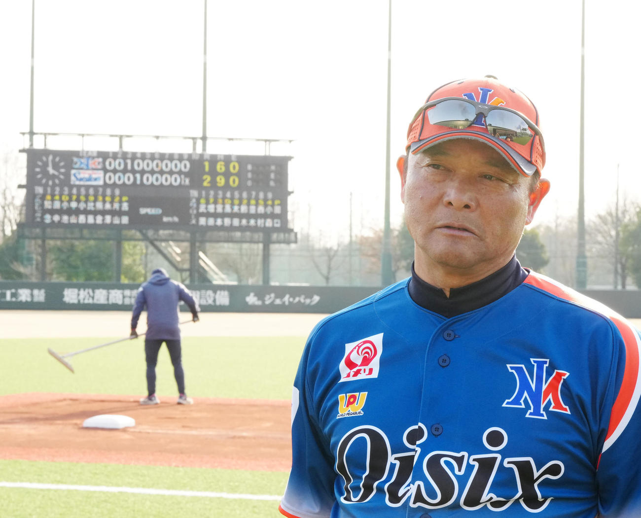 ヤクルト対オイシックス　試合後、取材に応じるオイシックス橋上監督（撮影・江口和貴）