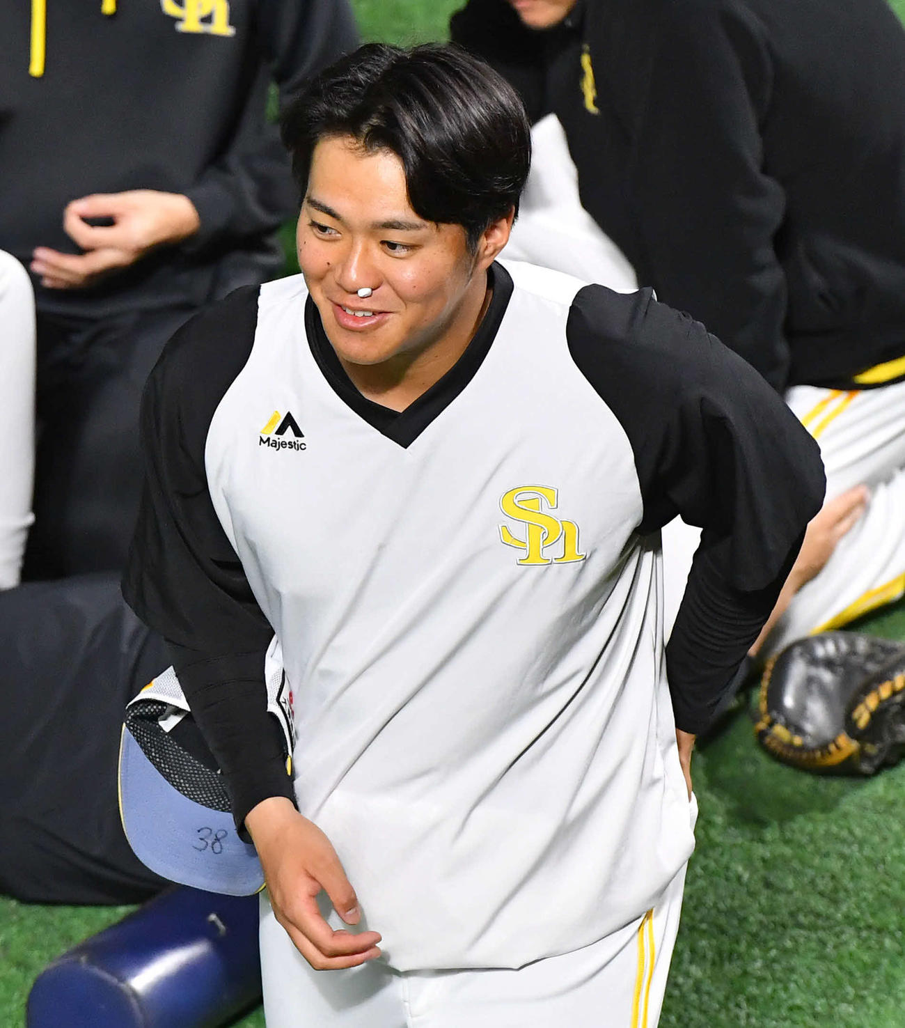 ソフトバンク対西武　鼻血が出て左の鼻にティッシュを詰める沢柳（撮影・岩下翔太）