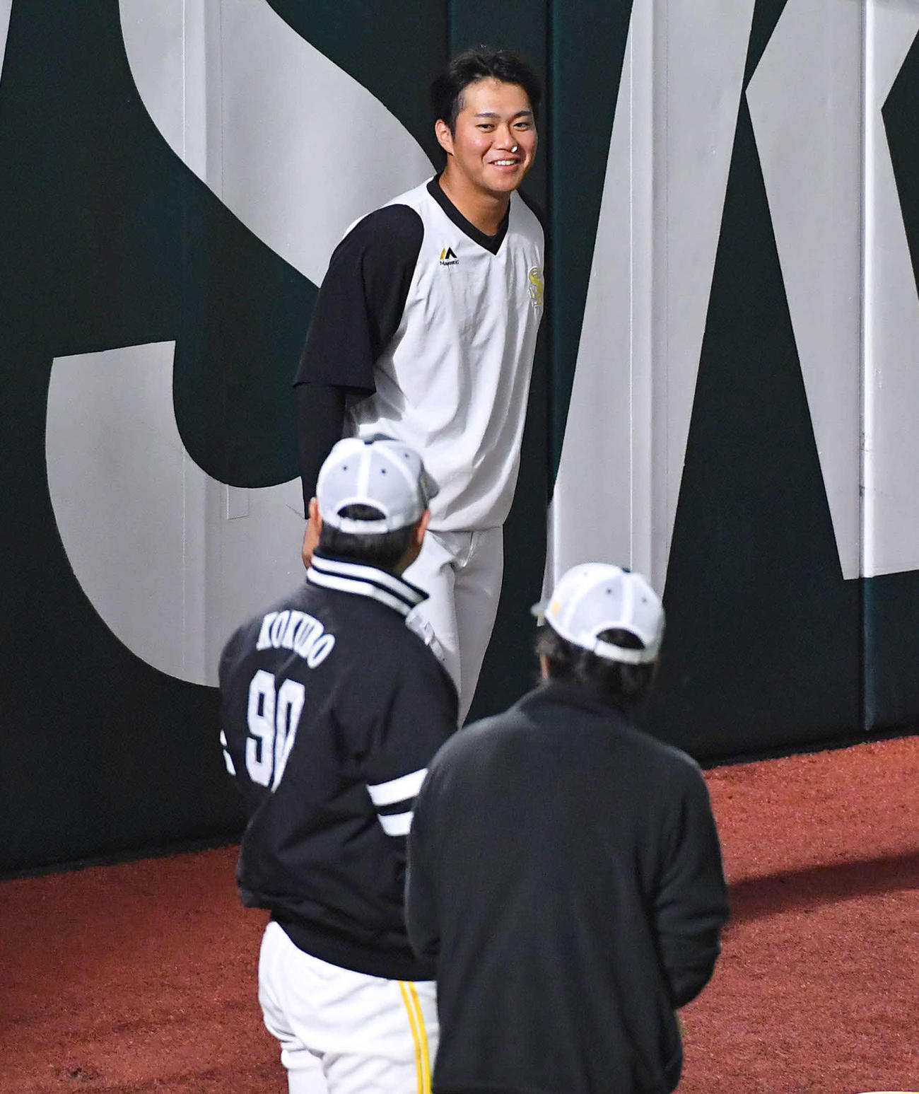 ソフトバンク対西武　小久保監督（手前左）と笑顔で話す沢柳（撮影・岩下翔太）