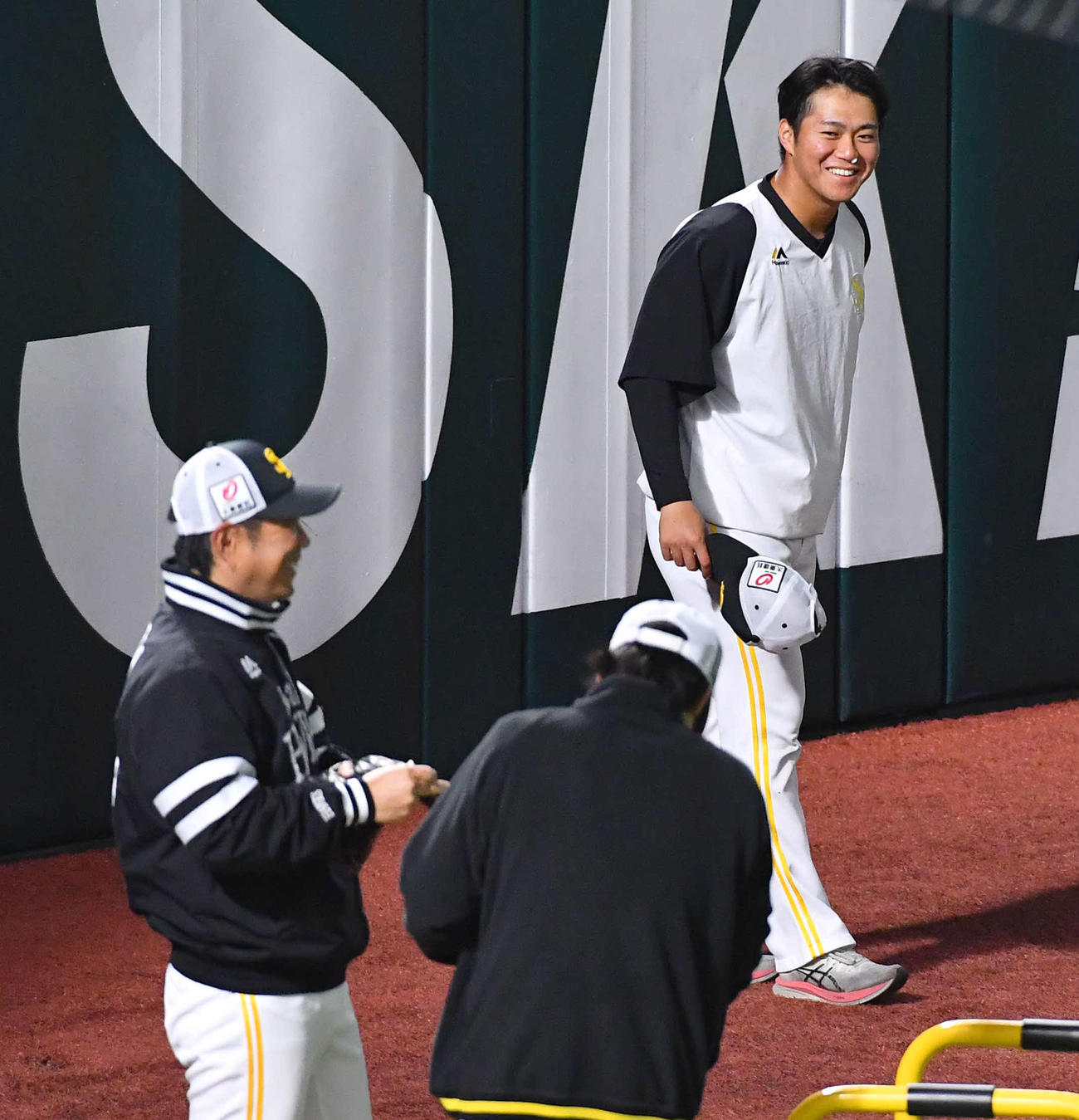 ソフトバンク対西武　小久保監督（手前左）と笑顔で話す沢柳（撮影・岩下翔太）