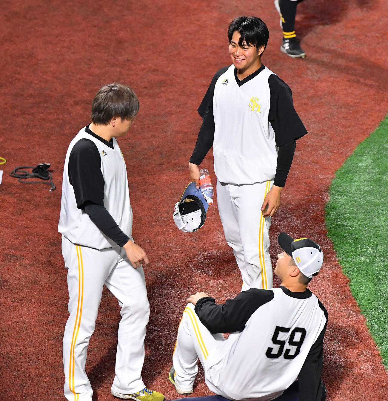 ソフトバンク対西武　津森（左）、長谷川（右）と談笑する沢柳（撮影・岩下翔太）