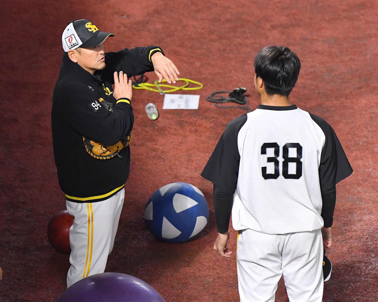 ソフトバンク対西武　沢柳（右）と話す倉野コーチ（撮影・岩下翔太）