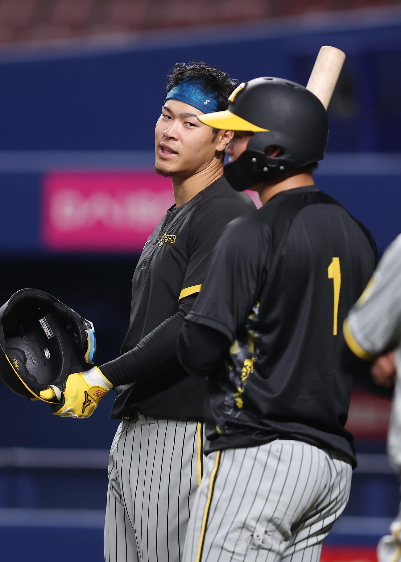 中日対阪神　試合前練習で言葉を交わす阪神佐藤輝（左）と森下（撮影・前田充）