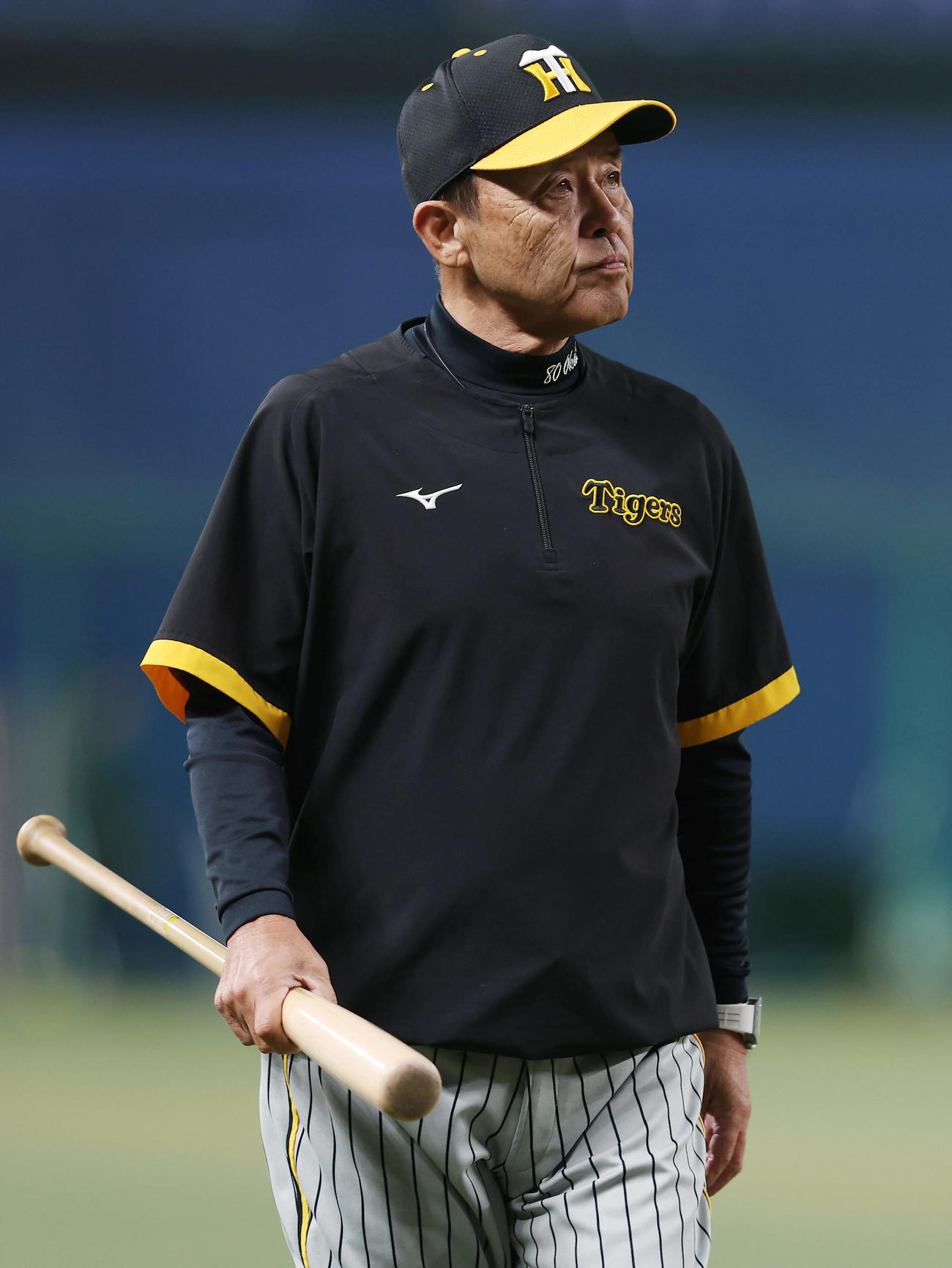 中日対阪神　試合前練習を見守る阪神岡田監督（撮影・前田充）